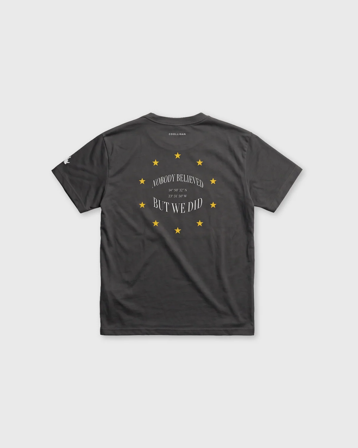 1975 SMALL ISLANDS, BIG DREAMS - Camiseta Fútbol Retro - Image 3